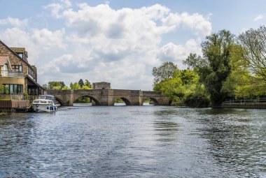 Yaz mevsiminde Büyük Okyanus nehri boyunca St Ives, Cambridgeshire 'e doğru bir manzara.