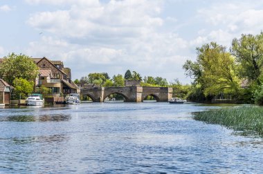 Büyük Okyanus nehrinin yukarısından yaz mevsiminde St. Ives, Cambridgeshire 'a doğru bir manzara.