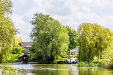 Yaz mevsiminde St. Ives, Cambridgeshire yakınlarındaki Büyük Okyanus nehrinin kıyısında bir yerleşim yeri.