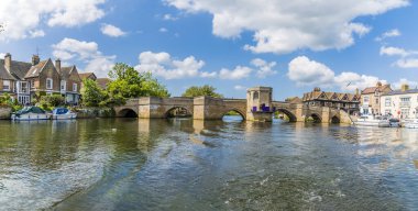 Yaz mevsiminde St. Ives, Cambridgeshire 'in merkezindeki Büyük Okyanus Nehri' nin bir manzarası