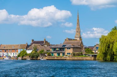 Cambridgeshire, St. Ives 'deki sahil ve kiliseye doğru Büyük Okyanus Nehri manzarası