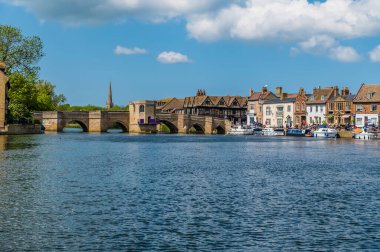 Büyük Okyanus Nehri 'nden batıya doğru St Ives, Cambridgeshire' deki sahil ve yaya köprüsüne doğru bir manzara.