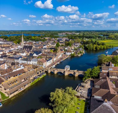 Cambridgeshire 'deki Büyük Okyanus Nehri ve St. Ives kasabasına doğru bir hava manzarası.
