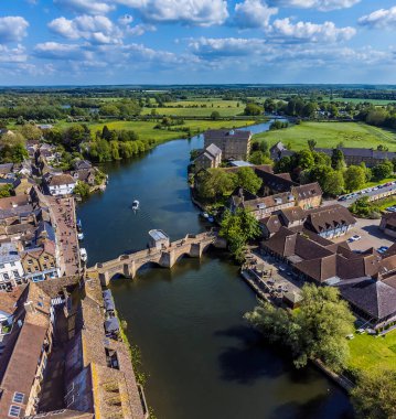 Büyük Ouse Nehri ve Cambridgeshire, St. Ives kasabasının üzerinde bir hava manzarası.