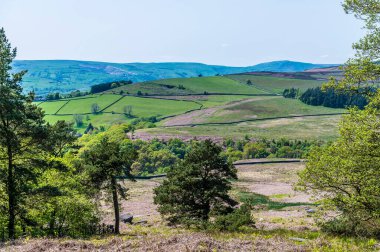 İngiltere 'nin Peak District bölgesindeki Stanage Edge' in son tırmanışından aşağıya doğru bir manzara.