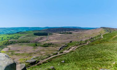 İngiltere 'nin Peak bölgesinde yaz mevsiminde Stanage Edge yamacının zirvesinde kuzeye bakan bir manzara.