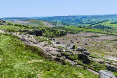 İngiltere 'nin Peak District bölgesinde yaz mevsiminde Stanage Edge yamacının zirvesinde bir manzara