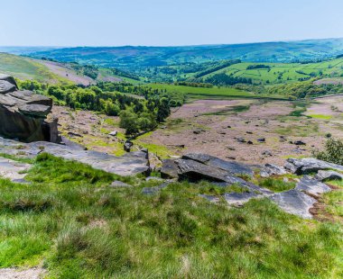 İngiltere 'nin Peak bölgesinde yaz mevsiminde Stanage Edge yamacında bir uçurum manzarası