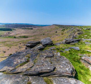 İngiltere 'nin Peak District bölgesindeki Stanage Edge yamacının tepesindeki değirmen taşı levhalarının manzarası