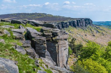İngiltere 'nin Peak bölgesinde yaz mevsiminde Stanage Edge yamaçlarındaki değirmen taşı yüzeyinin görüntüsü