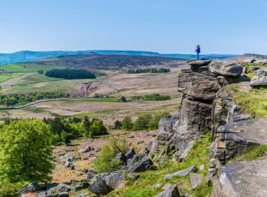 İngiltere 'nin Peak District bölgesinde yaz mevsiminde Stanage Edge yamacının tepesinde klasik bir manzara