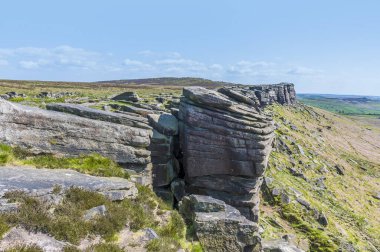 İngiltere 'nin Peak District bölgesindeki Stanage Edge yamacının en yüksek noktasındaki değirmen taşı tabakasının görüntüsü