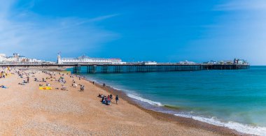 Yazın İngiltere 'nin Brighton kentindeki rıhtıma doğru bir manzara.