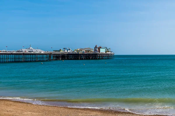 Una Vista Través Playa Hacia Muelle Brighton Reino Unido Verano — Foto de Stock