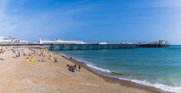 Utsikt Längs Stranden Mot Piren Brighton Storbritannien Sommaren — Stockfoto