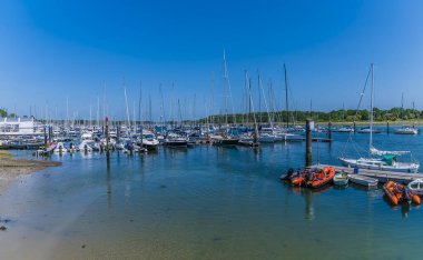 Yazın Hamble, Hampshire nehrinin iniş sahnelerinin manzarası