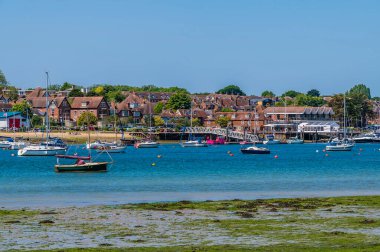 Yazın Hamble, Hampshire nehri boyunca alçak gelgit manzarası