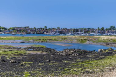 Yazın Hamble, Hampshire nehri boyunca alçak gelgit manzarası