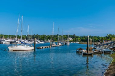 Yazın Hamble, Hampshire nehrinin üst kısımlarındaki kıyı şeridi boyunca bir manzara.
