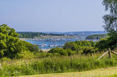 Hampshire, Hamble nehrinin üstündeki tepelerden bir manzara.