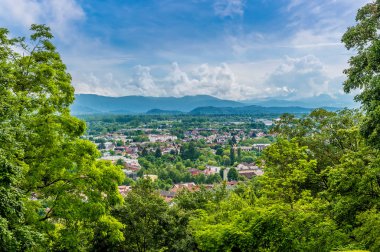 Slovenya 'nın Ljubljana kentinin yukarısındaki şatonun çerçeveli manzarası yaz mevsiminde