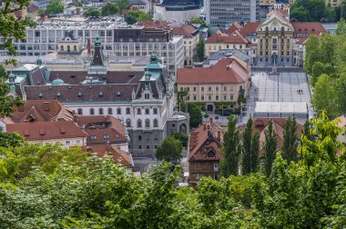 Yaz mevsiminde Slovenya 'nın Ljubljana kentindeki şatodan Kongre Meydanı' na bir manzara