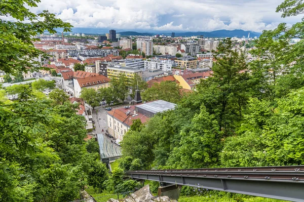 Slovenya 'nın Ljubljana kentindeki şatoya giden funiküler demiryolu manzarası