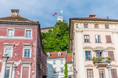 Ljubljanica Nehri 'nden Slovenya' nın Ljubljana kentindeki şatoya doğru bir manzara
