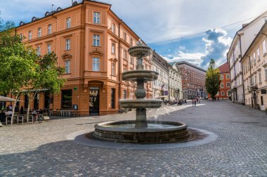 Slovenya 'nın Ljubljana kentindeki Ljubljanica Nehri' nden Yeni Meydan manzarası