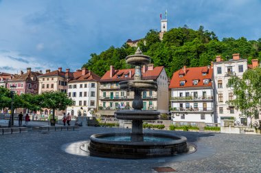 Slovenya 'nın Ljubljana kentindeki Yeni Meydan' dan Kaleye Bakış