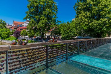Slovenya 'nın Ljubljana kentindeki Ljubljanica Nehri üzerindeki Kasap Köprüsü boyunca bir manzara
