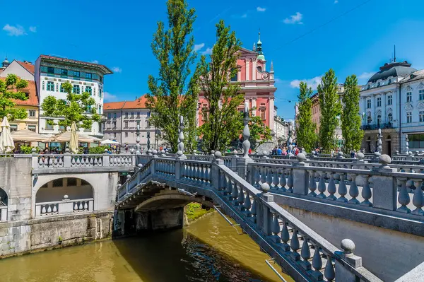 Slovenya 'nın Ljubljana kentindeki şatoya doğru Ljubljanica Nehri üzerindeki Üçlü Köprü manzarası