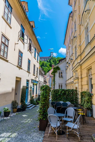 Une Vue Bas Une Rue Étroite Vers Château Ljubljana Slovénie — Photo