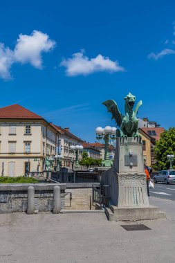 Slovenya 'nın Ljubljana kentindeki Ljubljanica Nehri üzerindeki Ejderha Köprüsü' nün bir ucundaki manzara