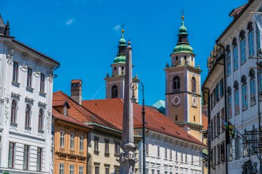 Slovenya 'nın Ljubljana kentindeki Ljubljanica Nehri yakınlarındaki Barok binalarının yaz mevsiminde manzarası