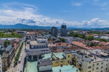 Slovenya 'nın Ljubljana kentindeki çatıların batısına bakan bir manzara
