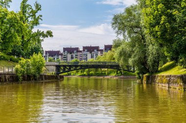 Ljubljanica Nehri üzerindeki Morg Köprüsü manzarası, Slovenya 'nın ilk ve tek dökme demirli köprüsü.