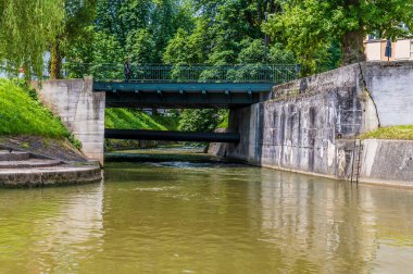 Slovenya 'nın Ljubljana şehir merkezindeki Ljubljanica Nehri' ne bir akarsu manzarası