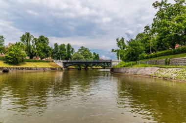 Ljubljanica Nehri 'nden Morg Köprüsü' ne doğru bir manzara; Slovenya 'nın ilk ve tek dökme demirli köprüsü.