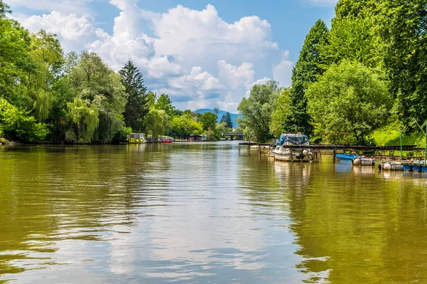 夏季在斯洛文尼亚卢布尔雅那郊外的卢布尔雅那河畔停泊的船只 — 图库照片