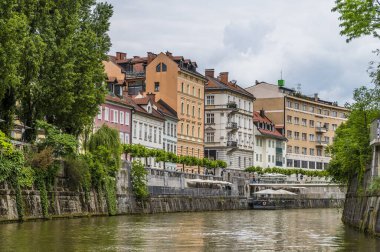 Ljubljanica Nehri boyunca Slovenya 'nın başkenti Ljubljana' ya doğru bir manzara