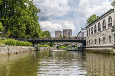 Slovenya 'nın başkenti Ljubljanica Nehri' nde, Slovenya 'nın başkenti Ljubljana' daki Kasaplar Köprüsü 'ne doğru bir manzara
