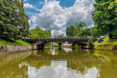Ljubljanica Nehri boyunca Slovenya 'nın Ljubljana kentindeki Aziz Peter Köprüsü' ne doğru bir manzara