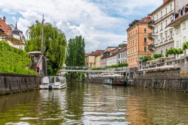 Slovenya 'nın Ljubljana kentindeki Ljubljanica Nehri manzaralı