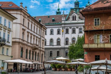 Slovenya 'nın Ljubljana kentindeki Ljubljanica Nehri üzerindeki Cobblers köprüsü yanındaki barok binaların manzarası