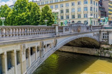 Slovenya 'nın Ljubljana kentindeki Ejderha köprüsünün yanında bir manzara