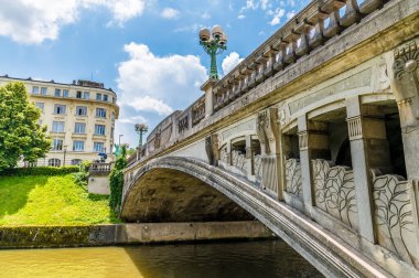 Slovenya 'nın Ljubljana kentindeki Ejderha köprüsünün altından bir manzara