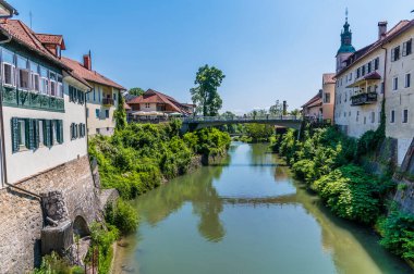 Slovenya 'nın başkenti Skofja Loka' daki Capuchin Köprüsü 'nden Selca Sora Nehri' nin aşağısına bir manzara