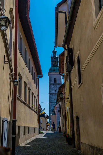 Slovenya Nın Skofja Loka Kentindeki Katedrale Doğru Dar Bir Sokakta — Stok fotoğraf