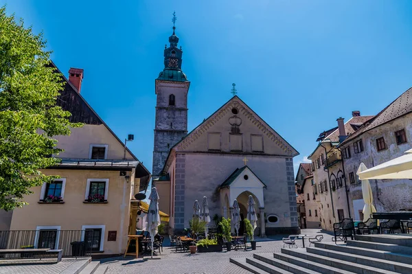 Slovenya Nın Skofja Loka Kentindeki Katedrale Bakan Ana Meydanın Karşısından — Stok fotoğraf